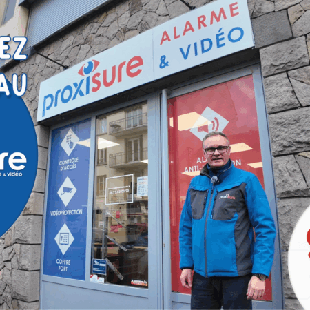 une personne posant devant une franchise proxisure