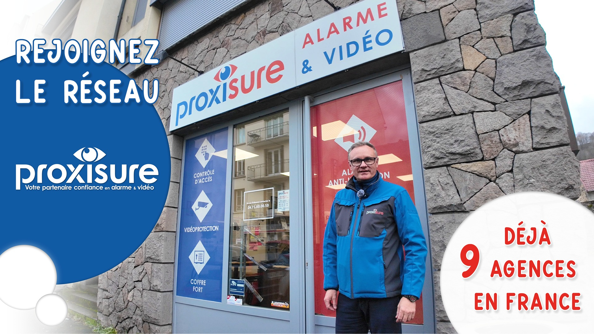 une personne posant devant une franchise proxisure