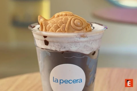 vaso de chocolate cremoso con galleta en forma de pez