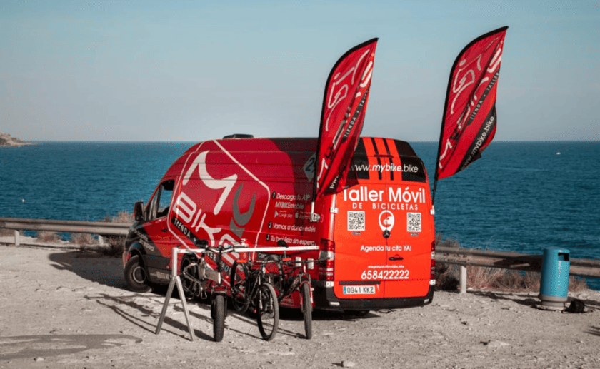 vehículo y bicicletas