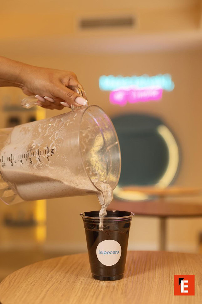 vertido de batido cremoso en vaso negro