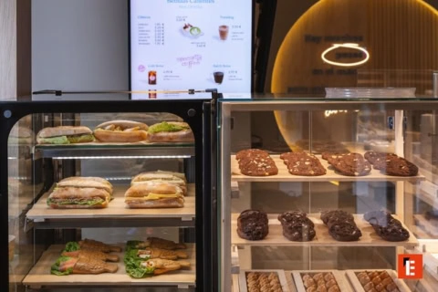 vitrina de cafetería con bocadillos, galletas y bollería