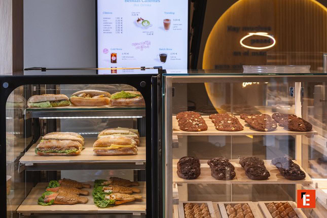 vitrina de cafetería con bocadillos, galletas y bollería