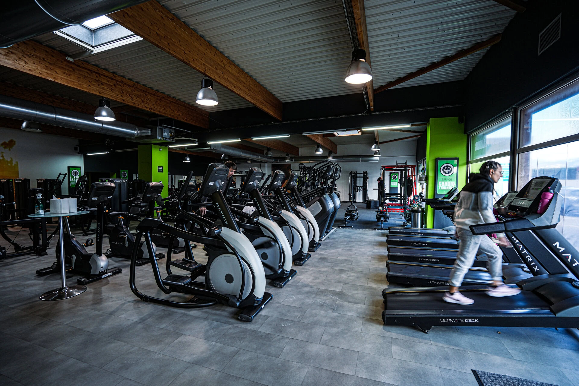 vue de l'intérieur d'une salle de sport avec des tapis de course