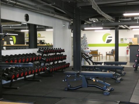 vue de l'intérieur d'une salle de sport fitaccess