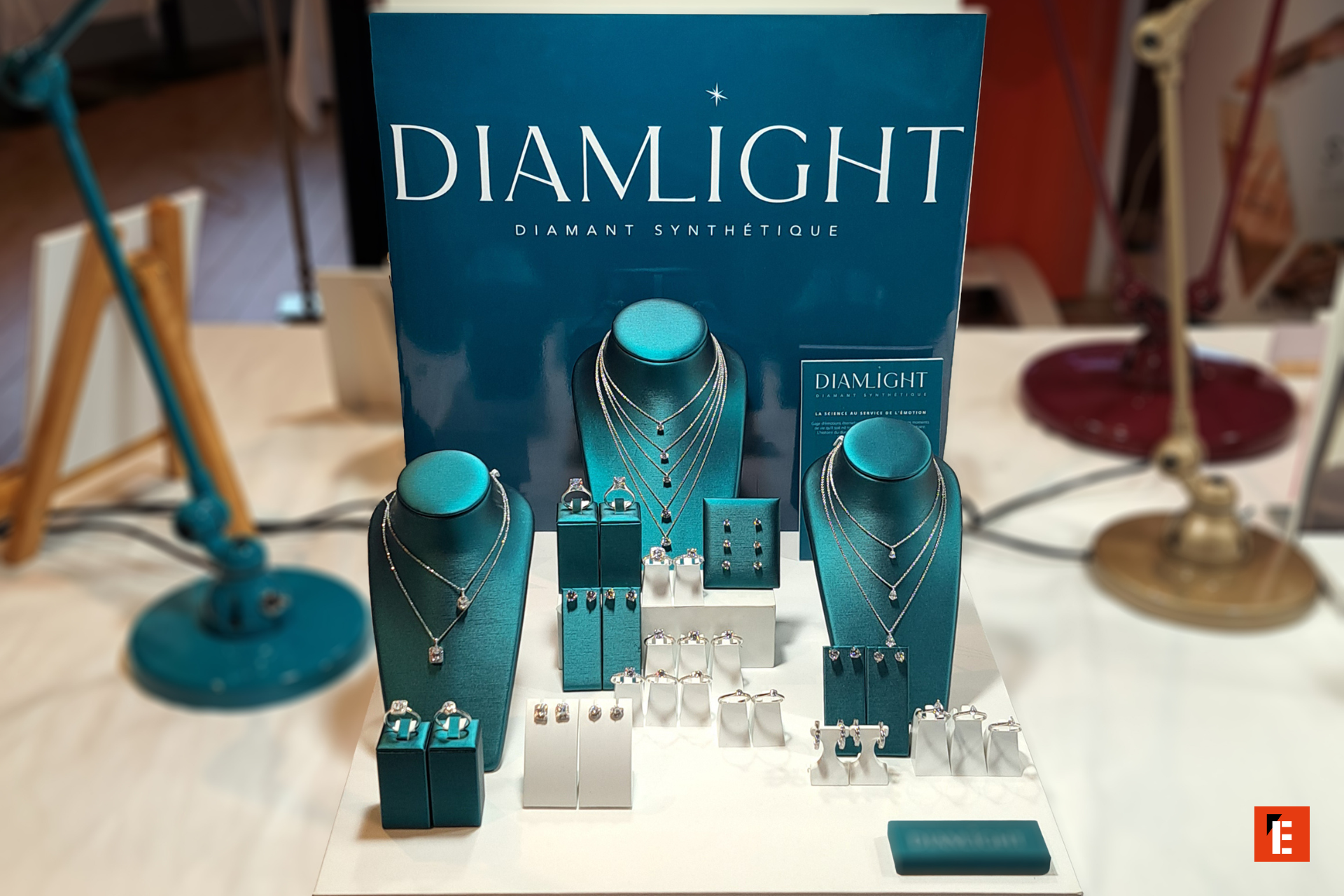 vue en hauteur avec le focus sur les bijoux diamant de julien d'orcel