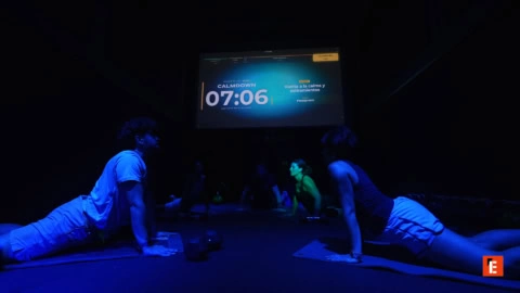 vélo de spinning avec smartphone et données d’entraînement