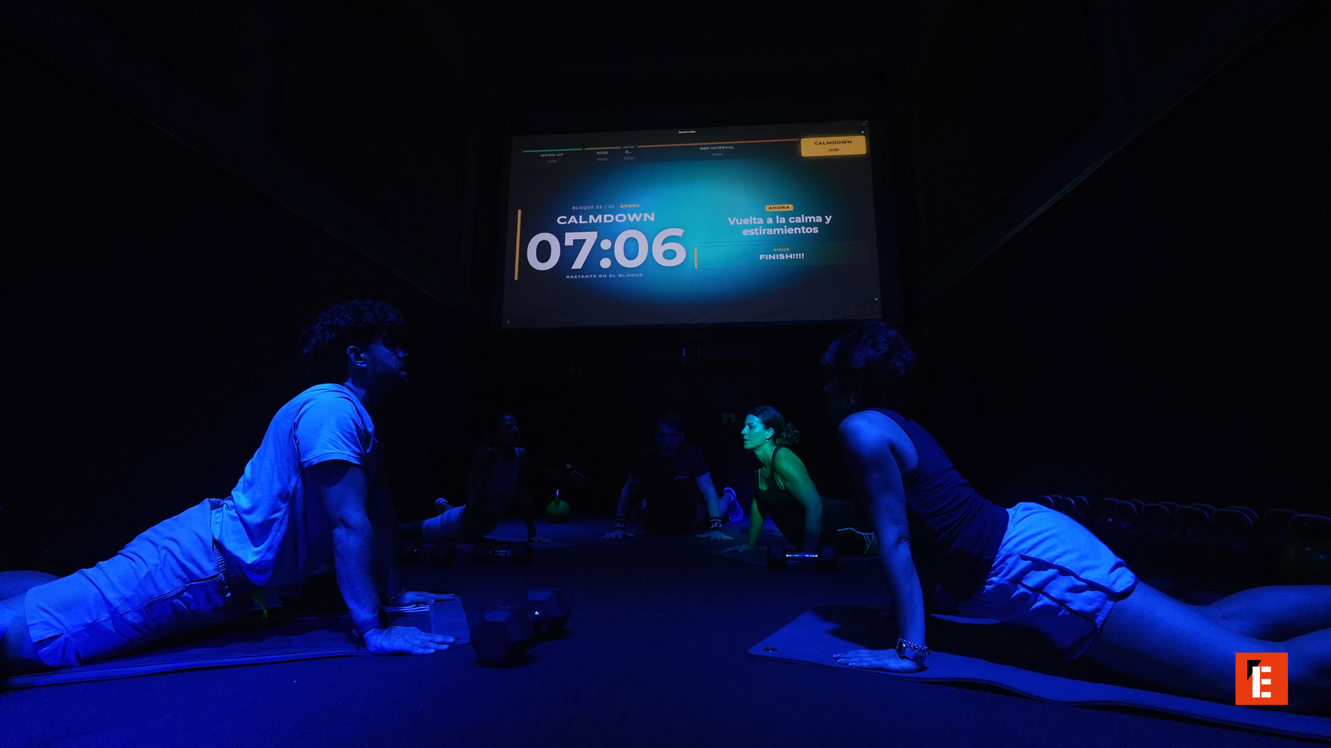vélo de spinning avec smartphone et données d’entraînement