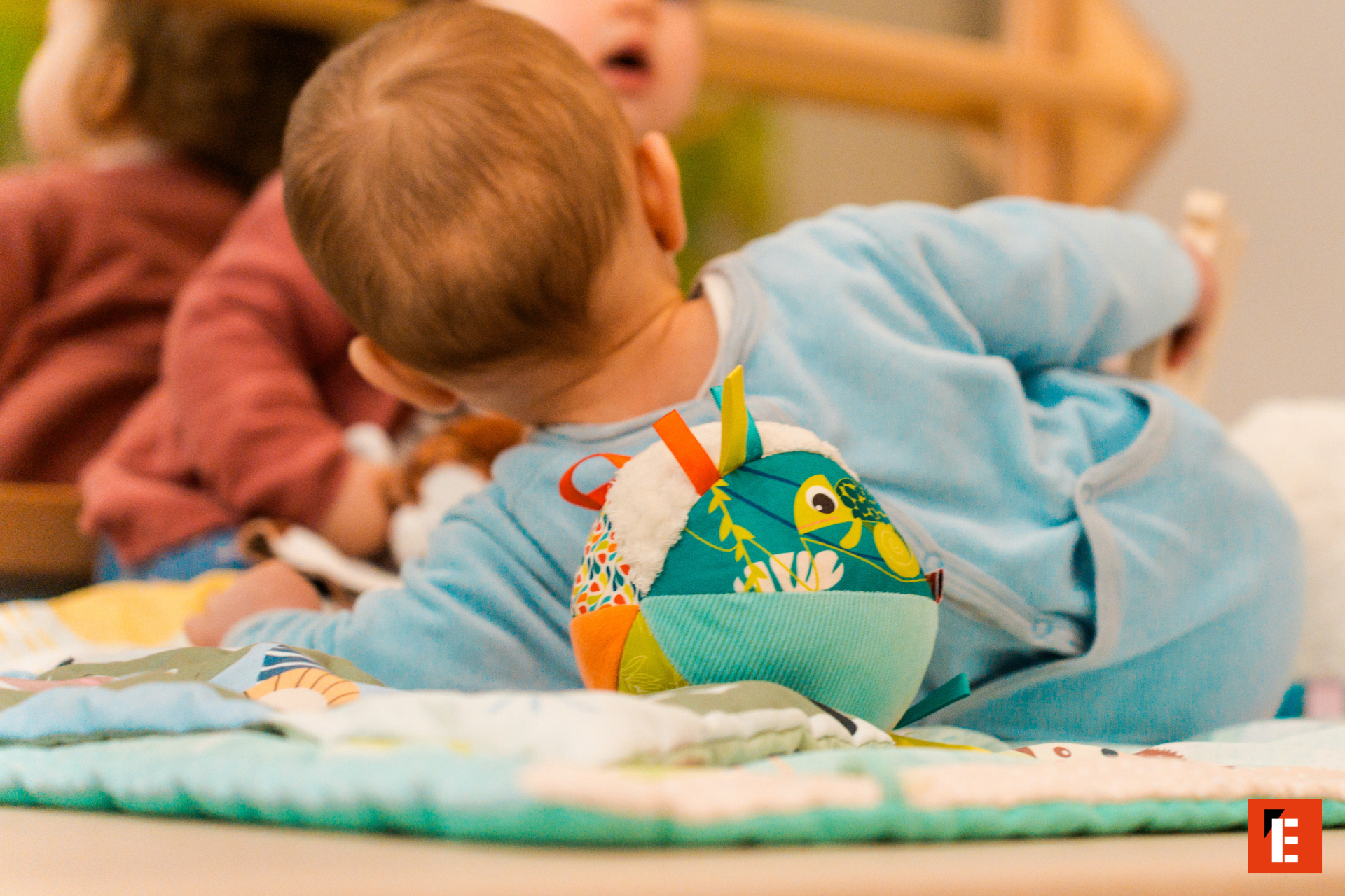 bébé sur tapis de jeu avec ballon patchwork
