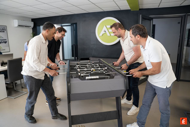 showroom voitures modernes jaune et gris avec reflets
