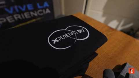 sesión de yoga calm down en luz azul
