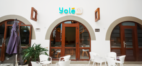 cafetería moderna en centro comercial de diseño curvo