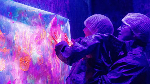 atelier de peinture lumineux, artiste et grandes toiles