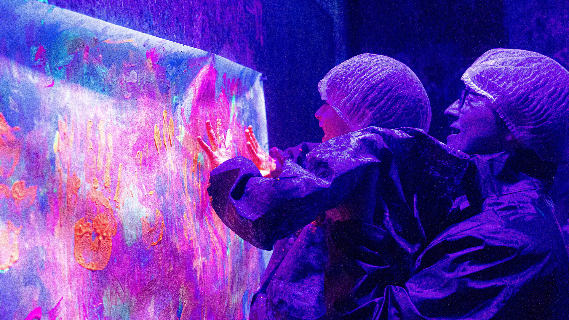 atelier de peinture lumineux, artiste et grandes toiles