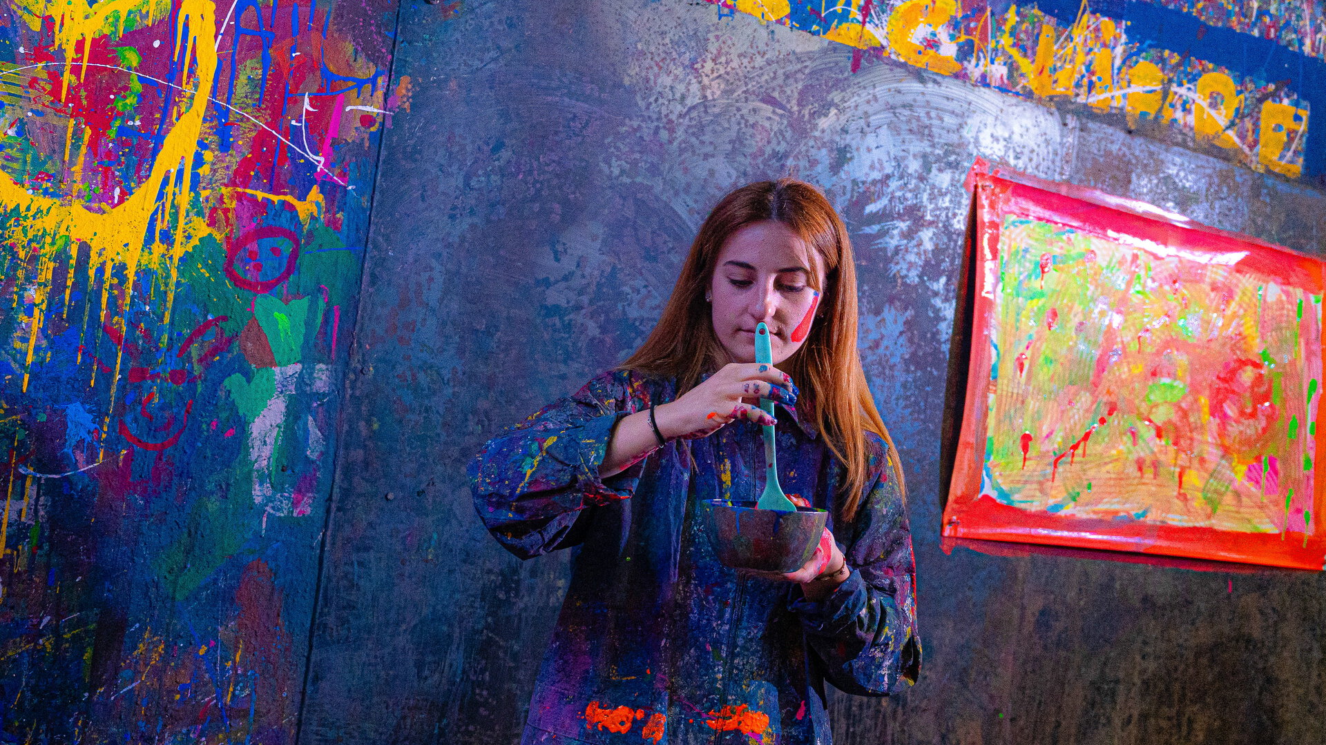 portrait dartiste peintre en atelier coloré