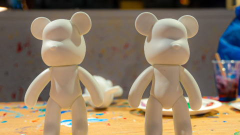 Équipe diversifiée célèbre un succès en confettis