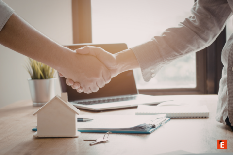 vente immobilière : poignée de main et clés