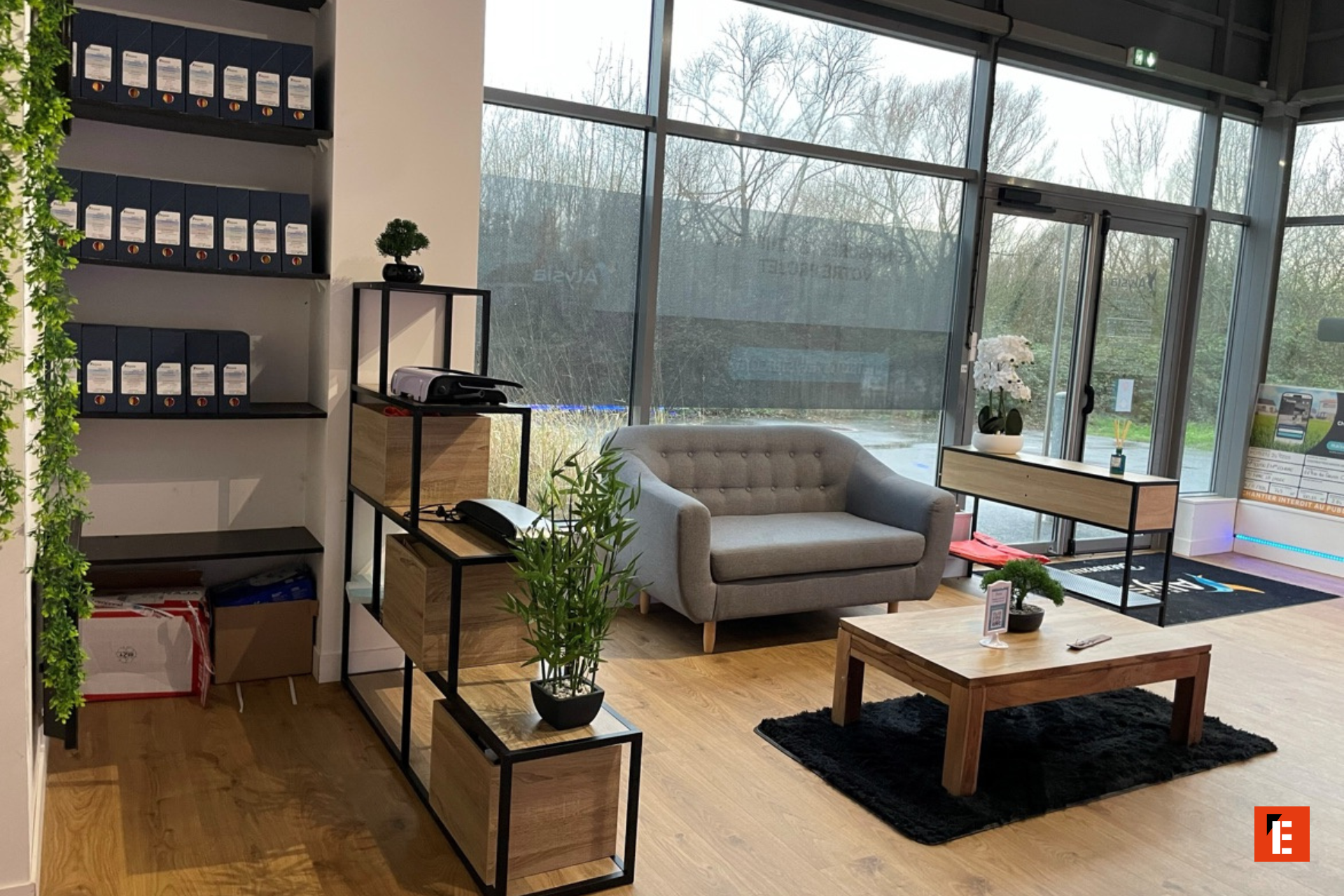 salle dattente moderne et lumineuse avec canapé