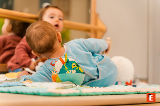 bébé sur tapis de jeu avec ballon patchwork