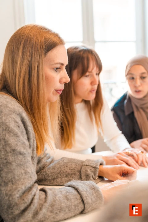 trois femmes en réunion collaborative