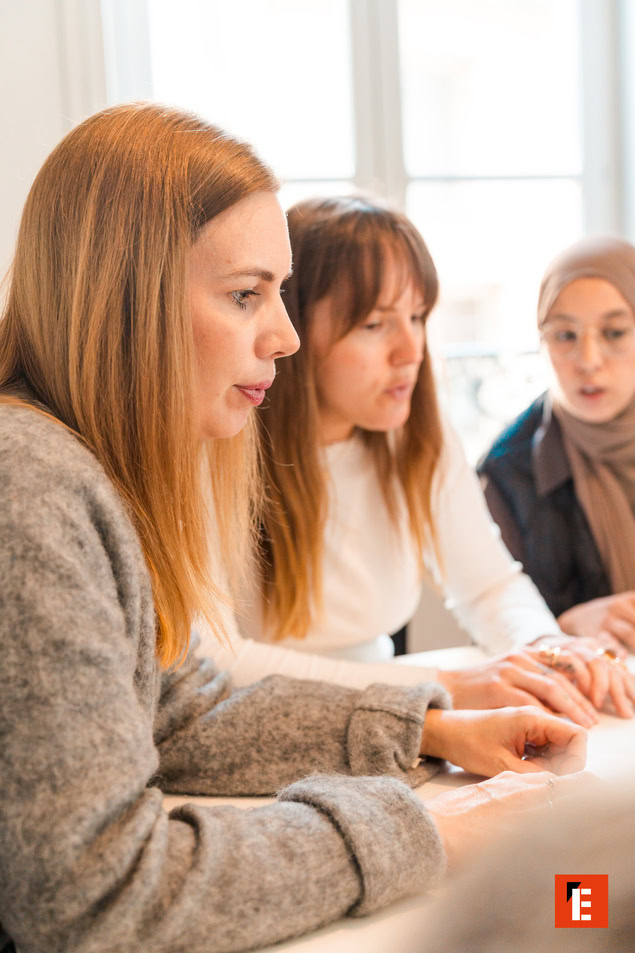 trois femmes en réunion collaborative
