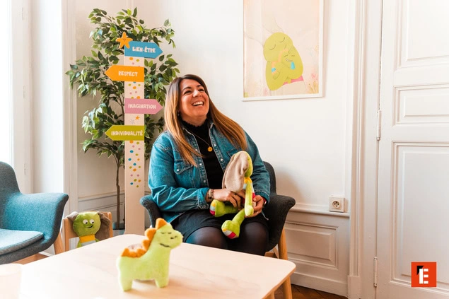 main de bébé tenant doudou et peluche