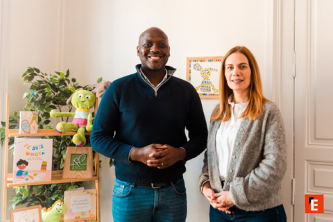 portrait professionnel souriant en bureau familial