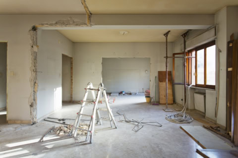 plâtrier appliquant lenduit au mur à la taloche