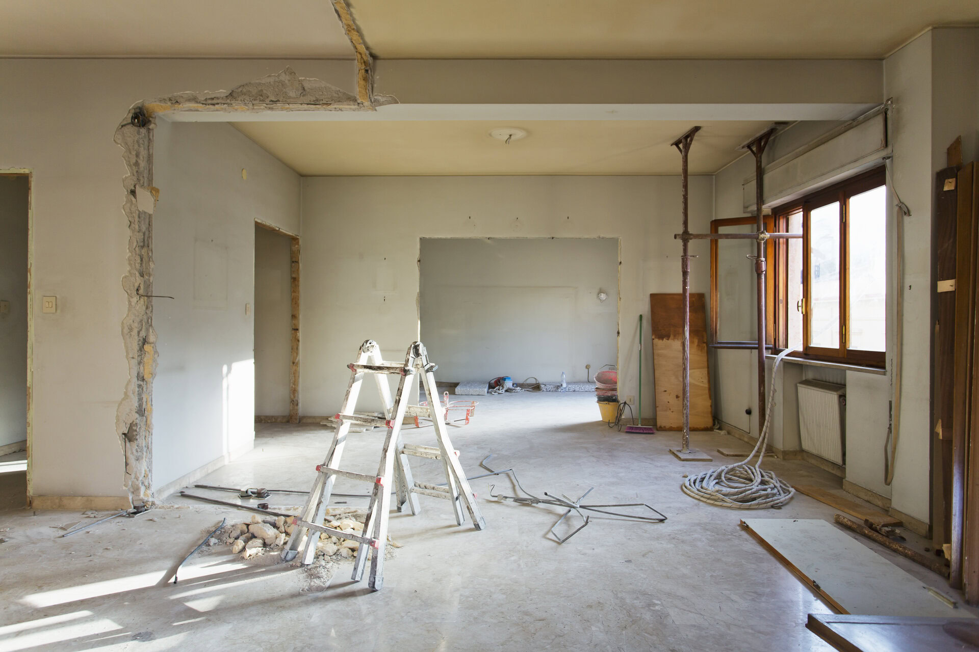 plâtrier appliquant lenduit au mur à la taloche