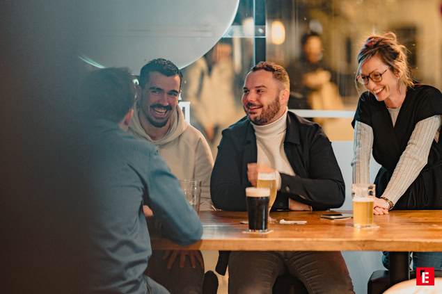 rires et bières entre amis au bar