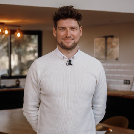 antoine guerizec, franchisé les maisons de madeleine posant pour son interview