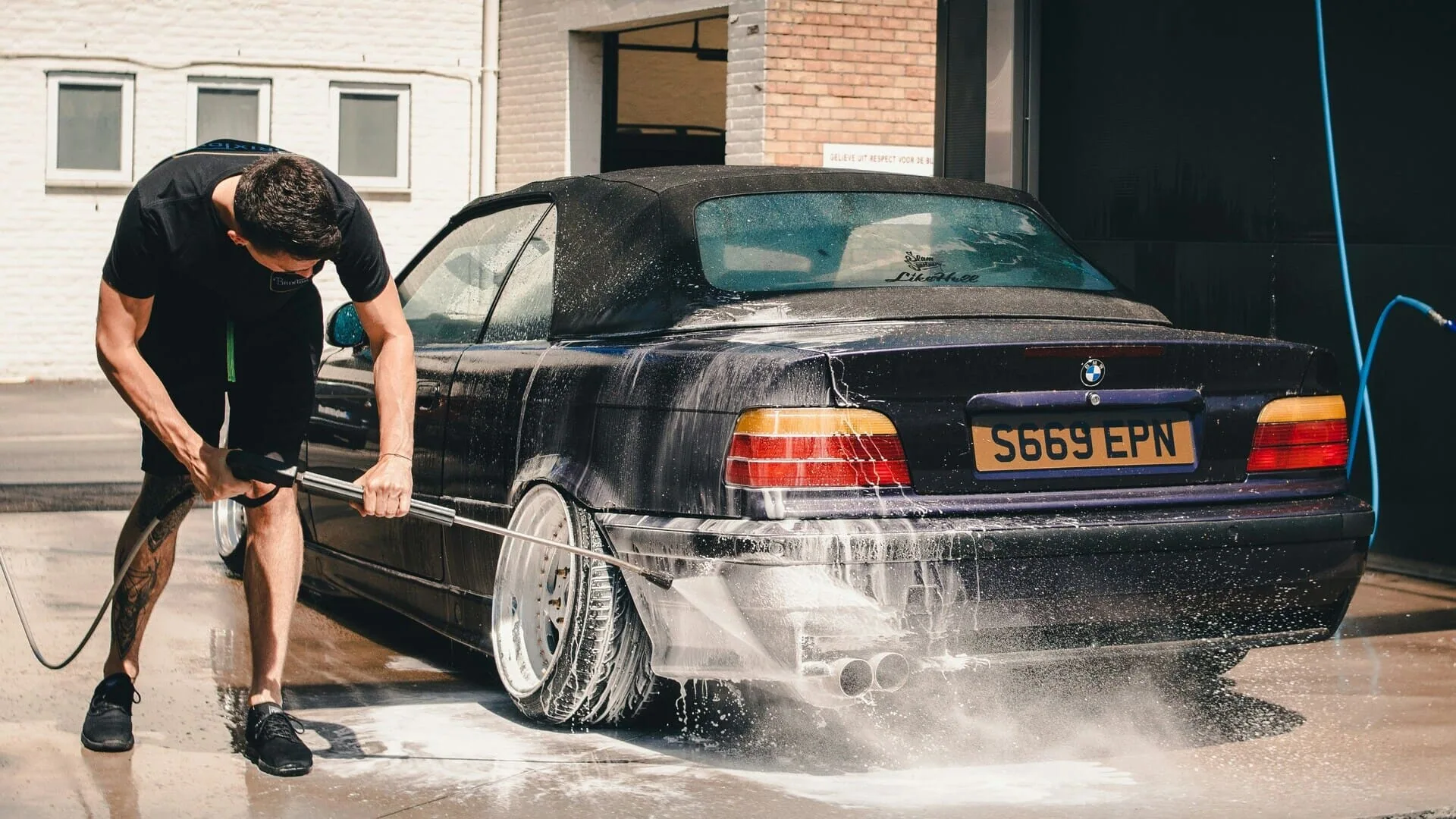 una persona che lava la sua macchina