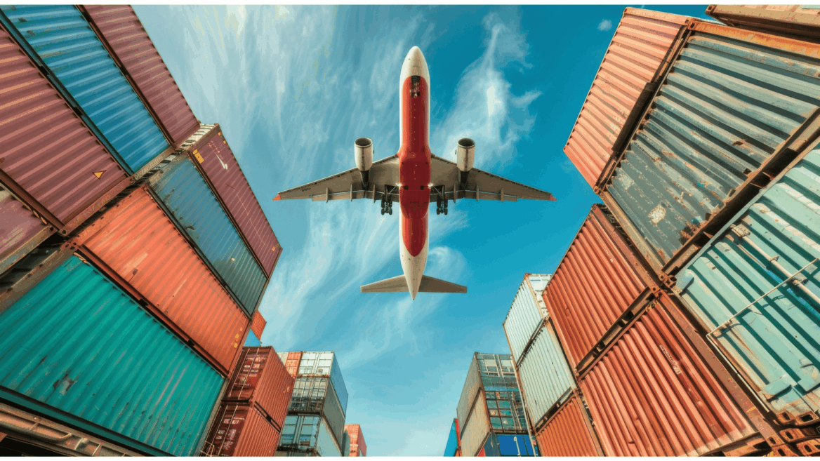 avión sobrevolando contenedores de mercancias