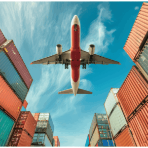 avión sobrevolando contenedores de mercancias