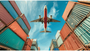 avión sobrevolando contenedores de mercancias