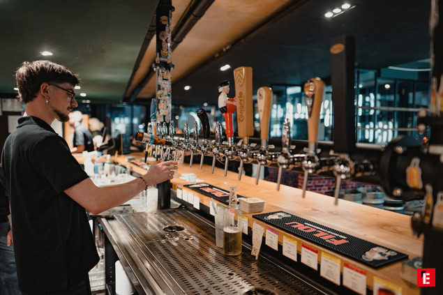 rangée de robinets de bière pression