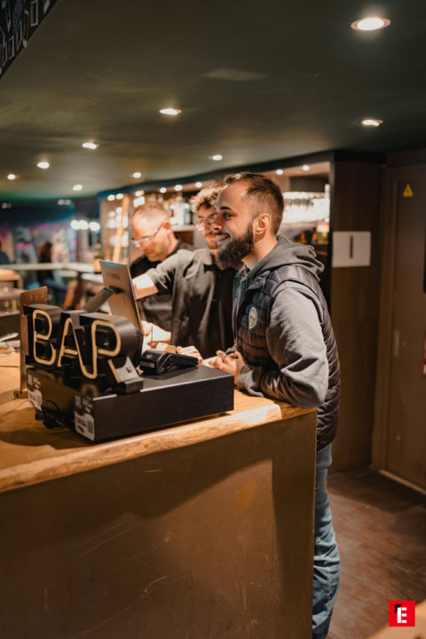 clients au comptoir dun bar chaleureux