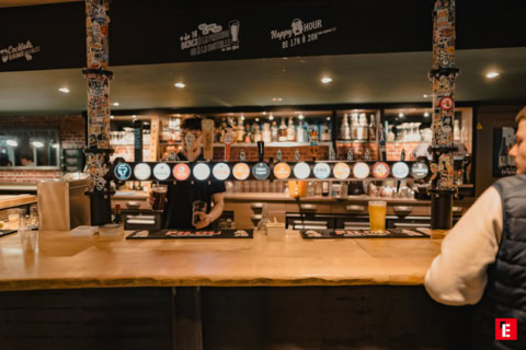 bar convivial : comptoir en bois et bières à la pression