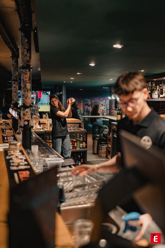 shaker en action au comptoir dun bar cosy