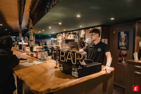 comptoir en bois dun bar de quartier