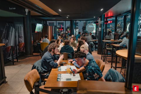 soirée conviviale dans un bar urbain