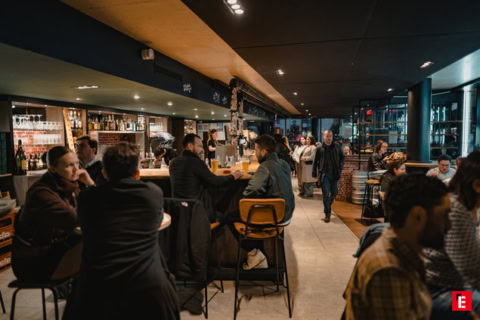 bar urbain animé : soirée et ambiance chaleureuse