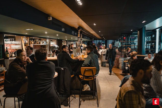 bar urbain animé : soirée et ambiance chaleureuse