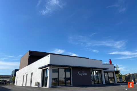 façade commerciale moderne avec terrasse rouge