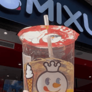 bebida de mixue frente a su tienda