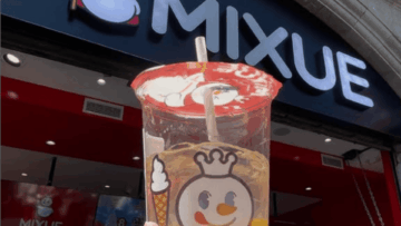 bebida de mixue frente a su tienda