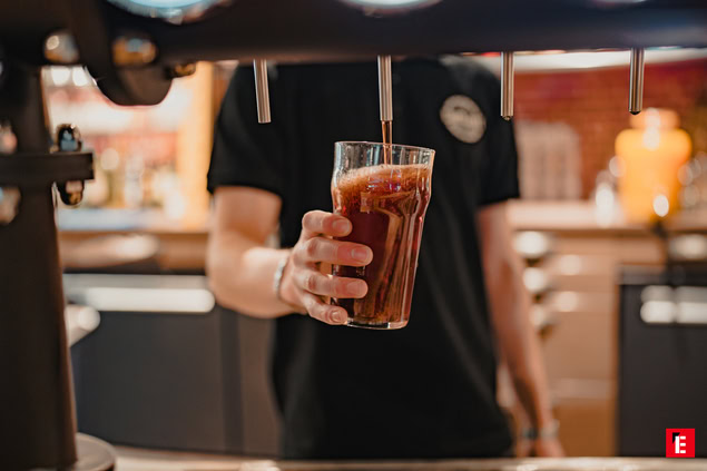 bière pression ambrée servie au bar