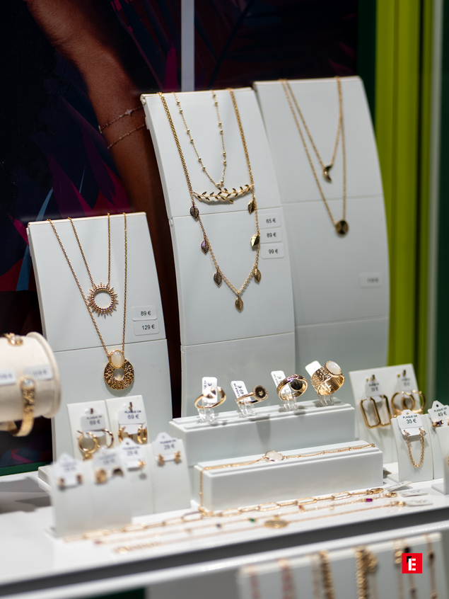 vitrine contemporaine de bijoux en or