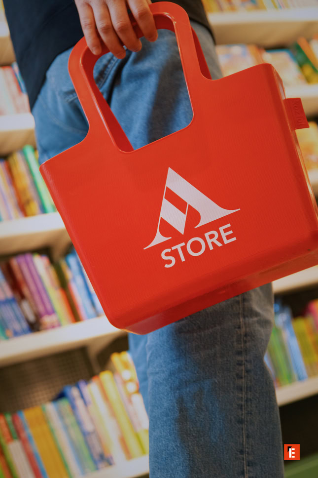 borsa da spesa rossa con logo in mano