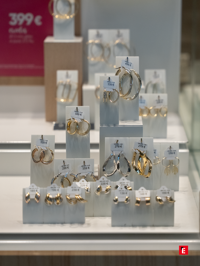 boucles doreilles créoles et pendantes or et argent en vitrine